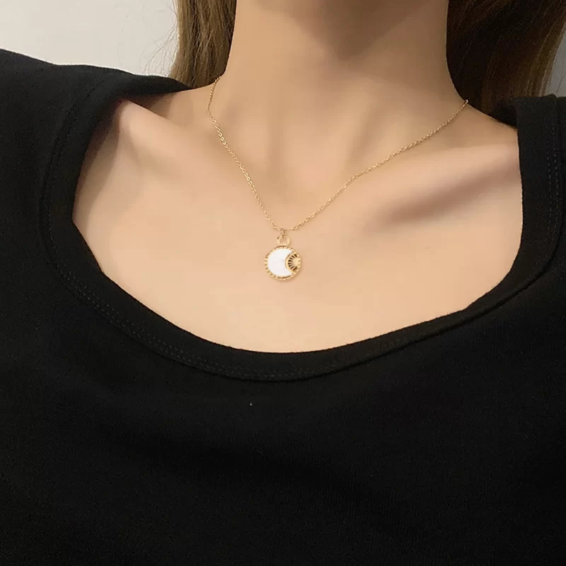 Dropshipping Stainless Steel White Moon Necklace 18K Gold Plated Round Shell Pendant Necklace - Image 2