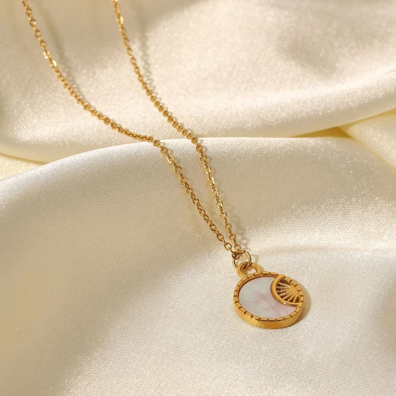 Dropshipping Stainless Steel White Moon Necklace 18K Gold Plated Round Shell Pendant Necklace - Image 4