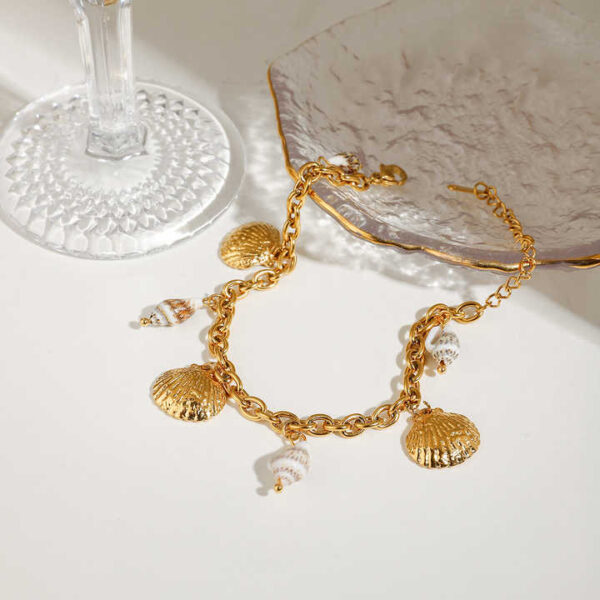 Ladies Vacation Style 18k Gold Stainless Steel Ocean Style Conch Ribbed Shell Pendant Bracelet - Image 3
