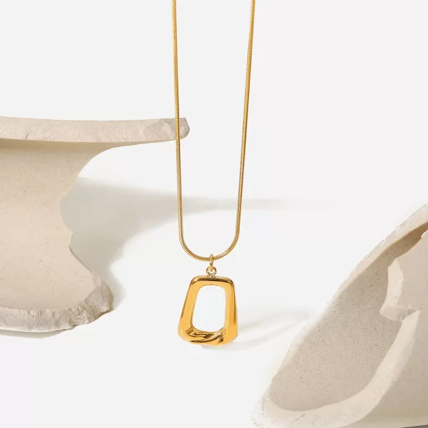 Dropshipping Vintage Stainless Steel Trapezoid Shape Necklace Women 18K Gold Plated Hollow Square Pendant Necklace for Girls