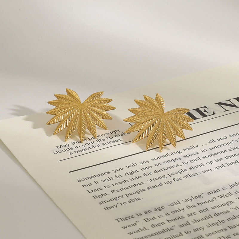 18k gold stainless steel personalized retro high sense maple leaf design earrings - Image 4