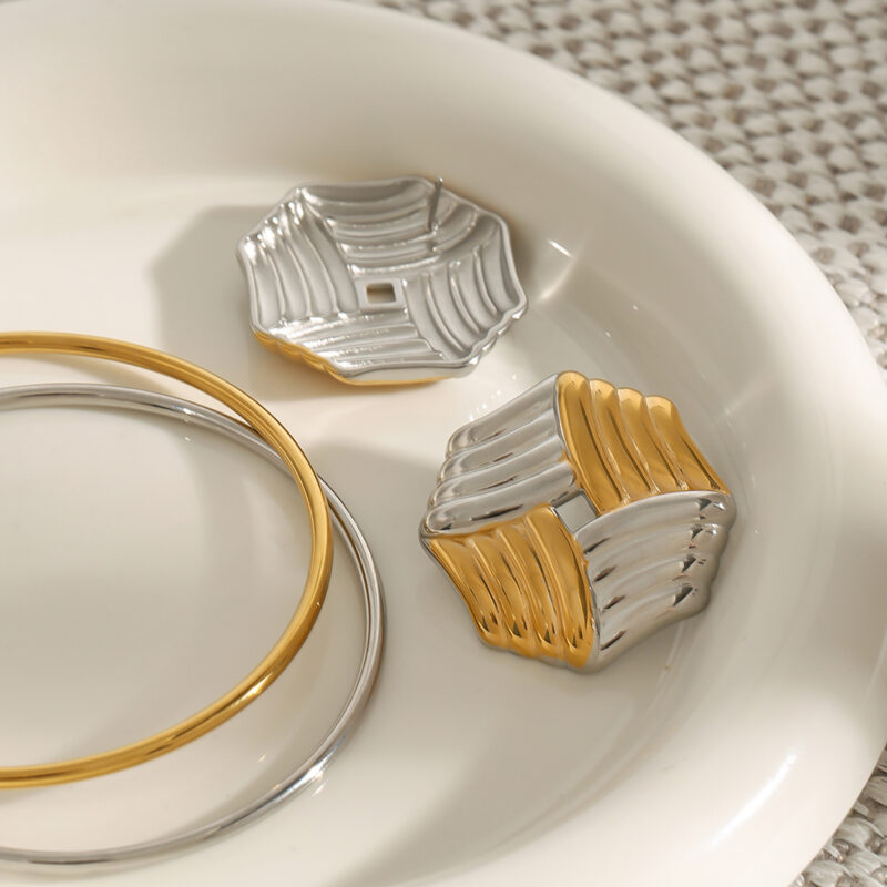 Ladies modern minimalist 18k gold stainless steel gold and silver color matching rib geometric hollow earring - Image 2