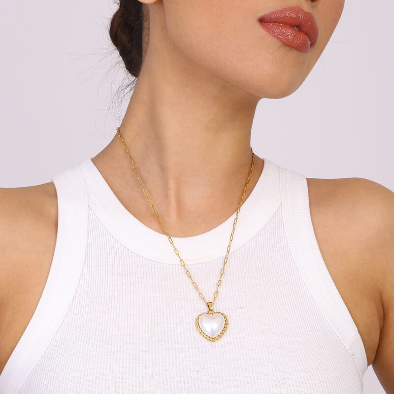 Ladies modern minimalist 18k gold stainless steel acrylic shell love pendant necklace - Image 3