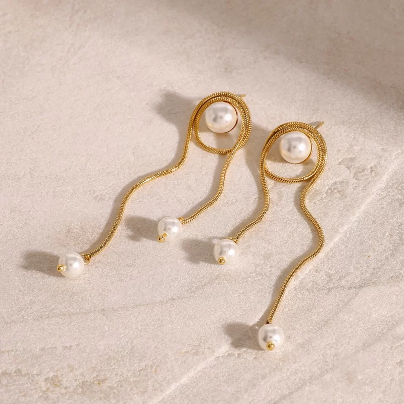 Wholesale 18K Stainless Steel Waterproof Fashionable Imitation Shell Pearl Round Snake Chain Tassel Earrings - Image 2