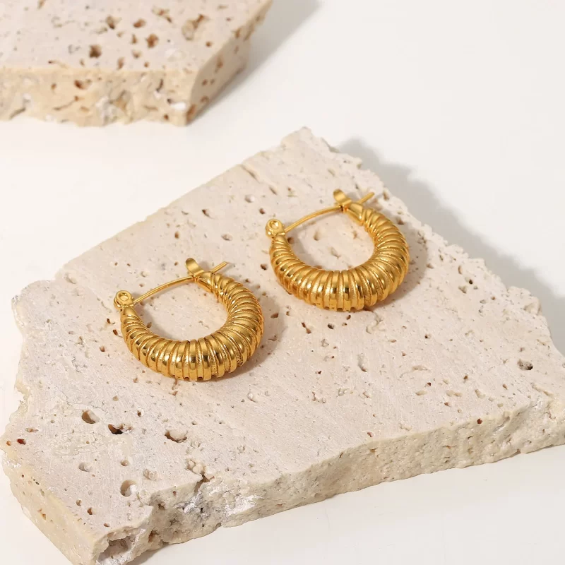18k Gold Plated Stainless Steel U-Shaped Hoop Earrings Chunky Jewelry Fashion Screw Pattern Hoop Earrings - Image 2