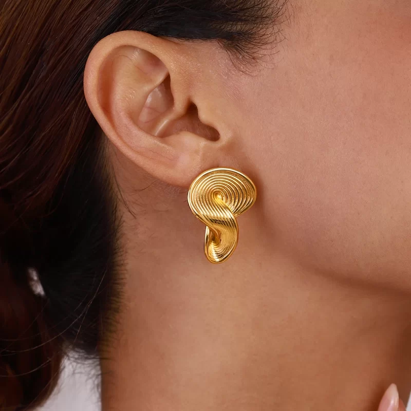 18k Gold Stainless Steel Ribbed Stud Earrings Lightweight Vintage Jewelry - Image 3