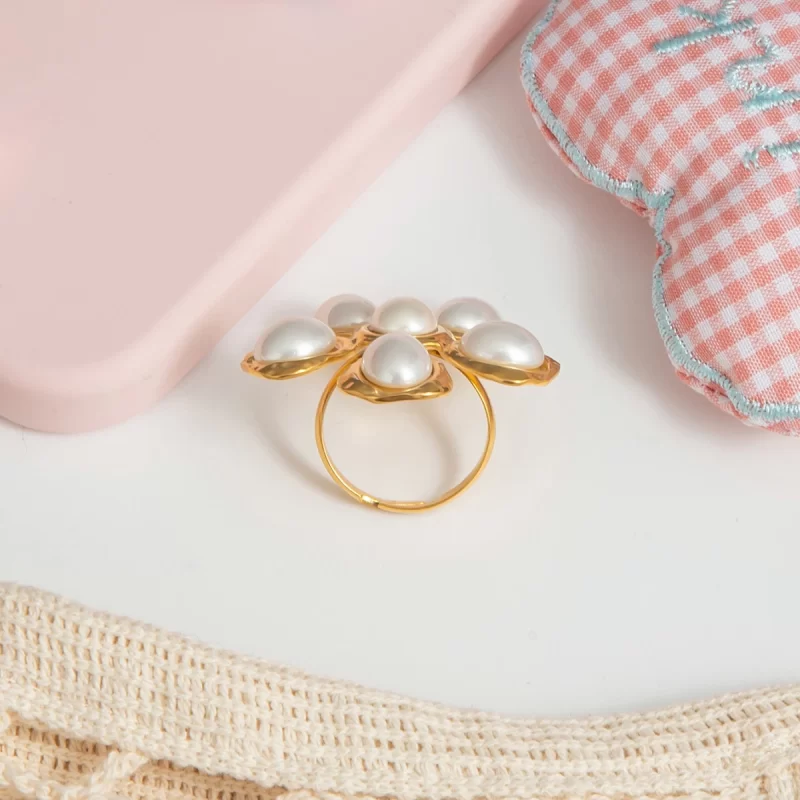 J&D 18K Gold Stainless Steel Sweet and Romantic High-End Imitation Shell Beads Hammer Pattern Flower Adjustable Ring - Image 4