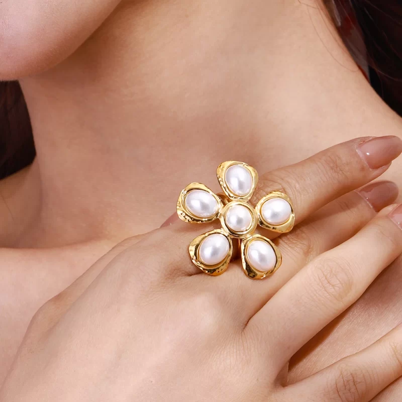 J&D 18K Gold Stainless Steel Sweet and Romantic High-End Imitation Shell Beads Hammer Pattern Flower Adjustable Ring - Image 2