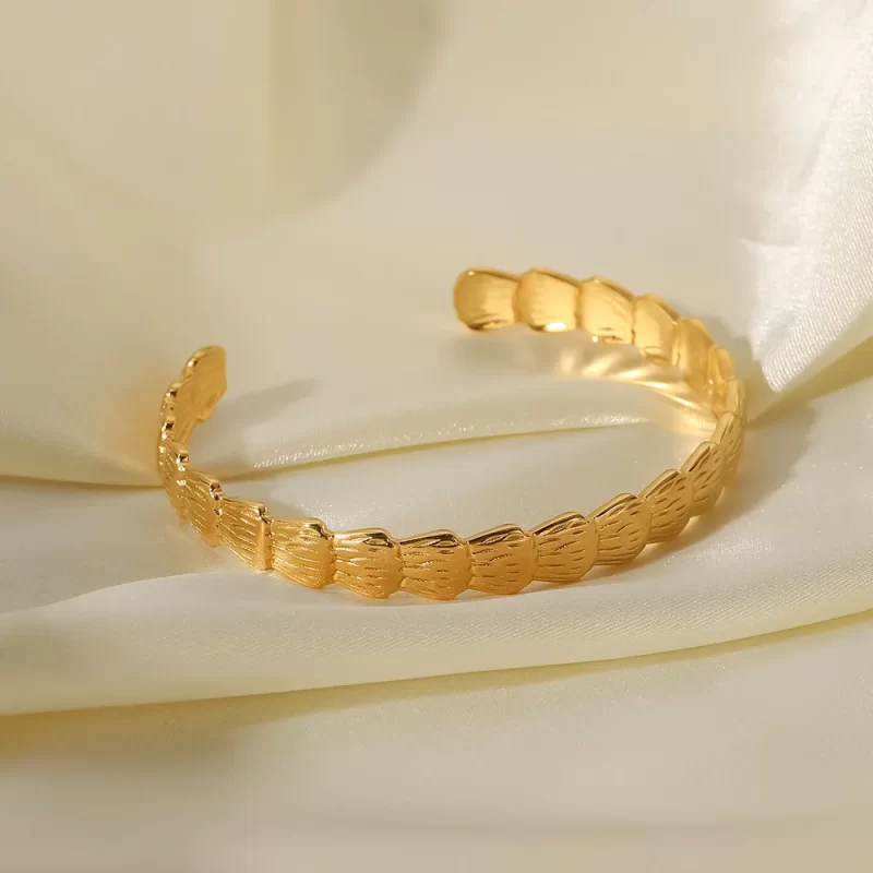 Stainless Steel 18K Gold-plated Open Bangle Fashion Jewelry Shell Shape Bracelet for Women - Image 4