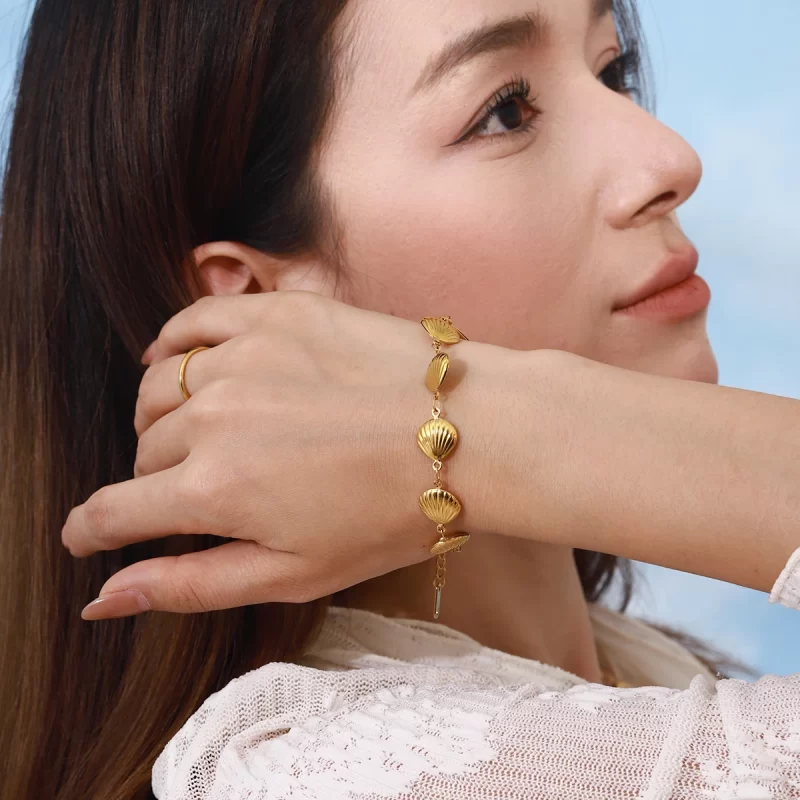 J&D Vacation Style 18K Gold Stainless Steel Ribbed Shell Chain Bracelet - Image 2