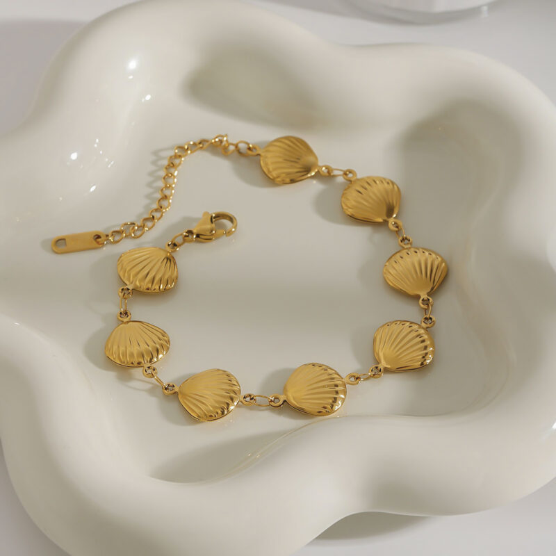 J&D Vacation Style 18K Gold Stainless Steel Ribbed Shell Chain Bracelet - Image 4