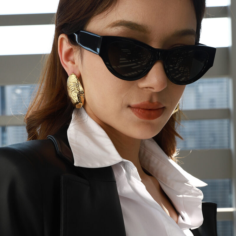 Women's Modern Minimalist 18K Gold Stainless Steel Shell Shape Hoop Earrings Pair - Image 3