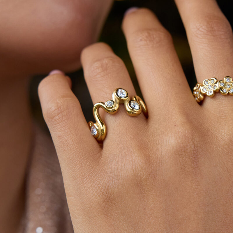 Women's Elegant 18K Gold Stainless Steel Flower Link Diamond Ring - Image 4