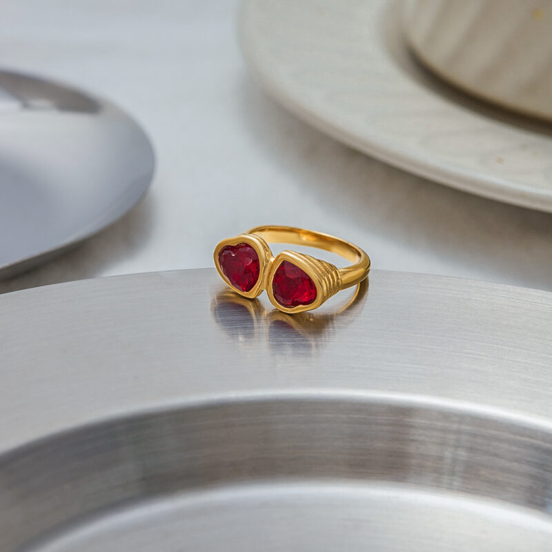 Vintage Women's 18K Gold Stainless Steel Deep Red Heart Zircon Ring - Image 2