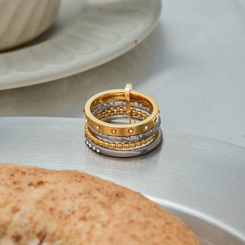 Classic Women's 18K Gold Two-Tone Diamond Star Hammered Paperclip Stacking Ring - Image 2