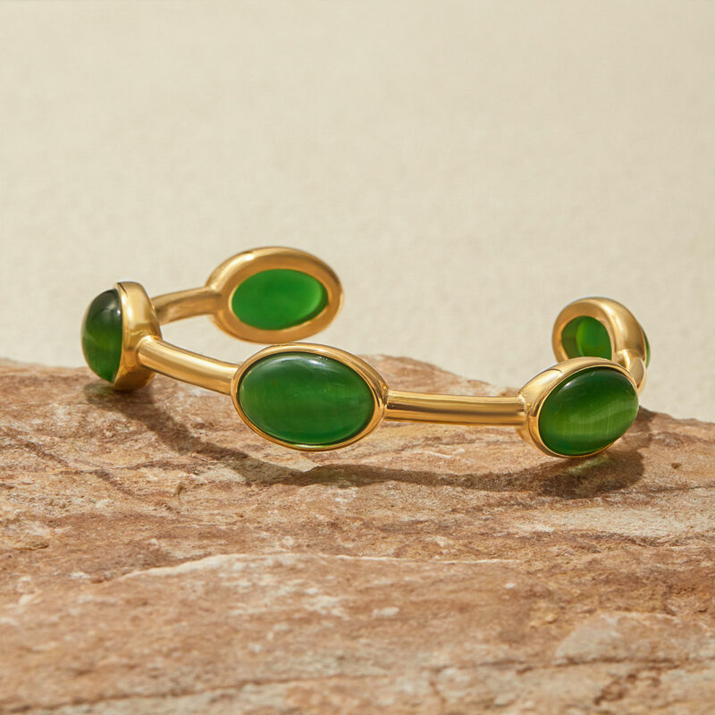 18K Gold Cuff Bracelet with Green Oval Gemstone - Image 4