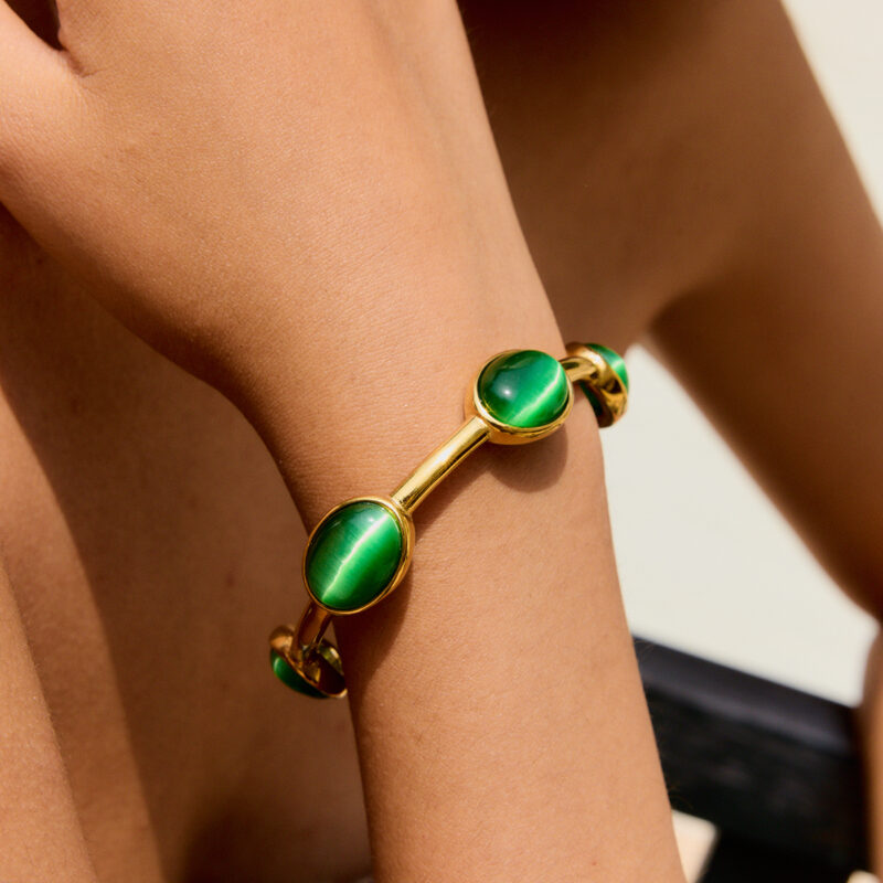 18K Gold Cuff Bracelet with Green Oval Gemstone - Image 3