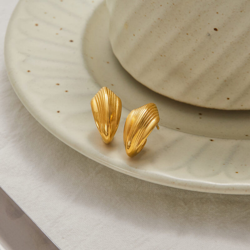 Classic Gold Ribbed Line C Hoop Earrings - Image 4