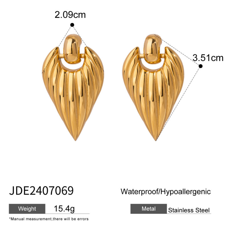 18K Gold Ribbed Heart Hoop Earrings - Image 4