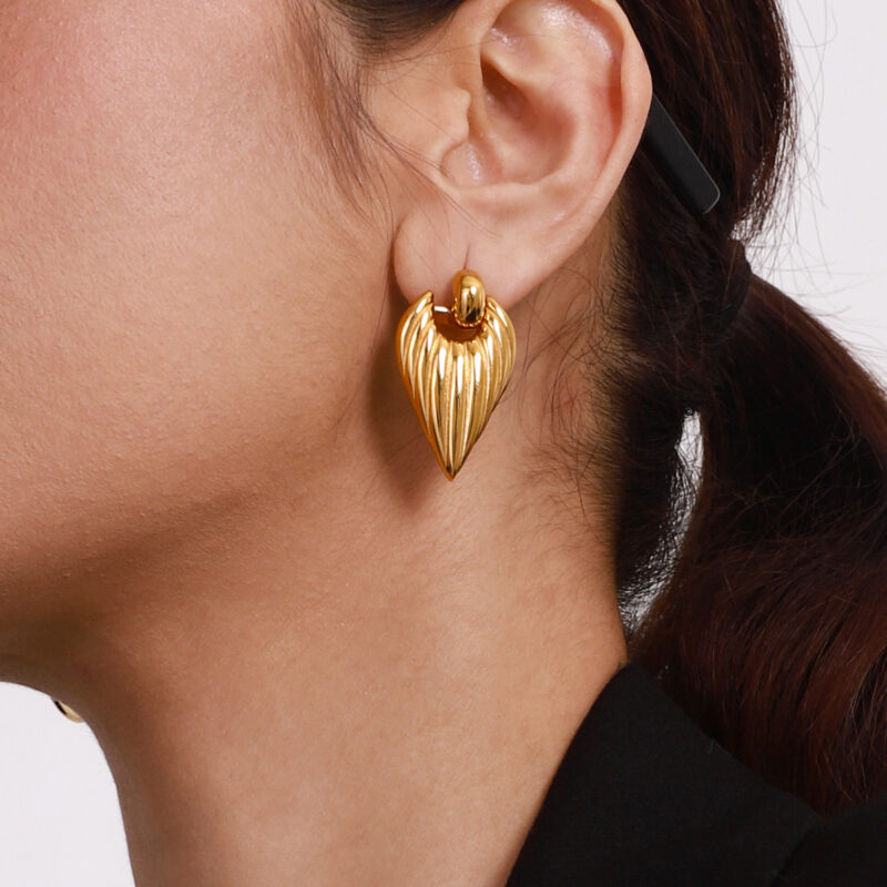 18K Gold Ribbed Heart Hoop Earrings - Image 2